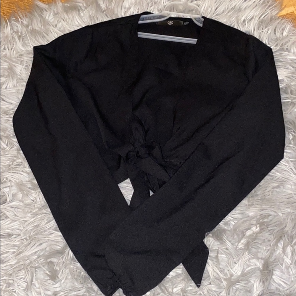 Tie knot front crop top.